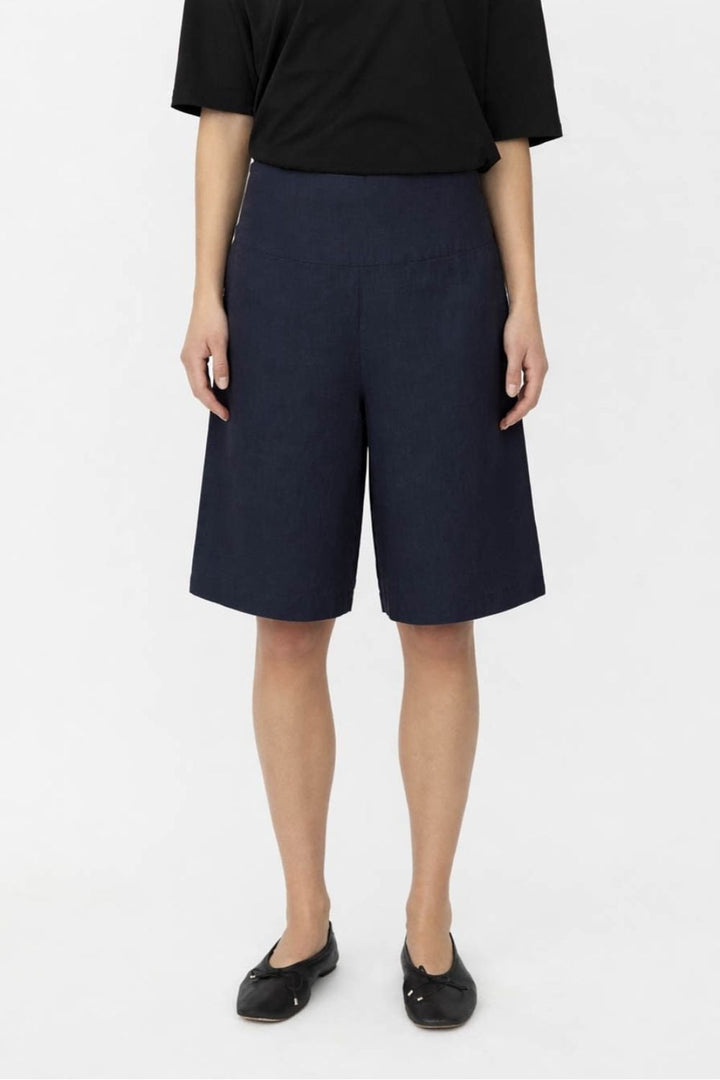 PINNJA SHORTS | COL=NAVY