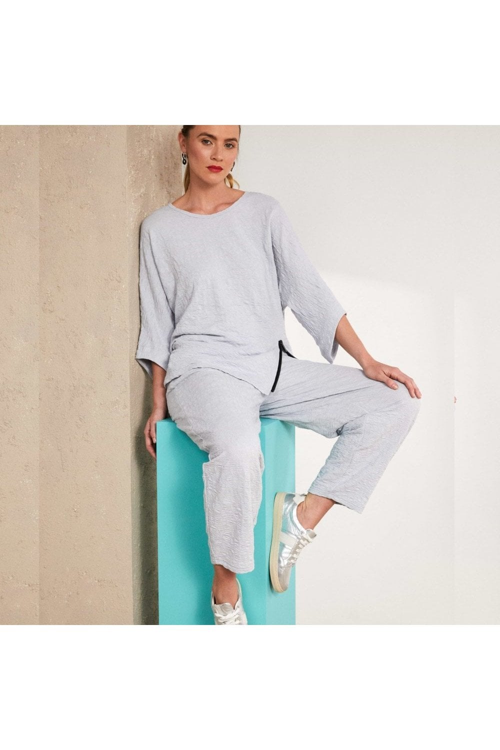 EMBOSSED TOP WITH ZIP DETAIL | COL=GREY