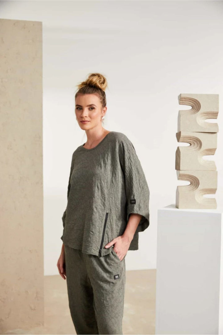 EMBOSSED TOP WITH ZIP DETAIL | COL=ARMY