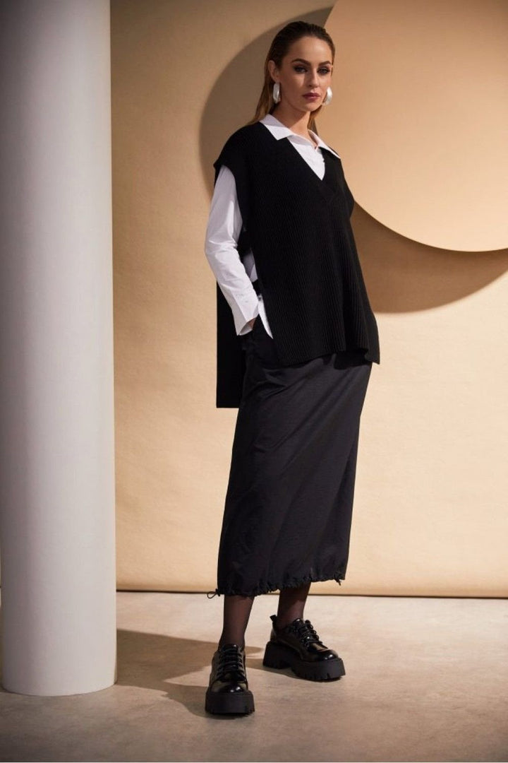 PONCHO WITH SIDE STRAPS | COL=BLACK