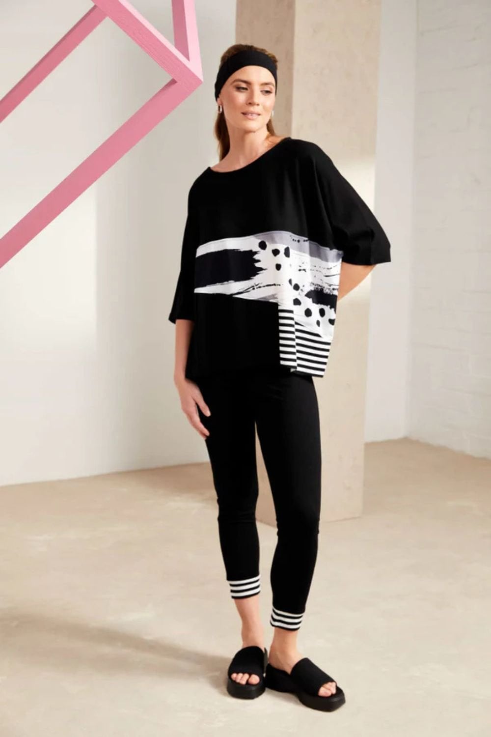 ROUND NECK TOP WITH STRIPE | COL=BLACK/WHITE