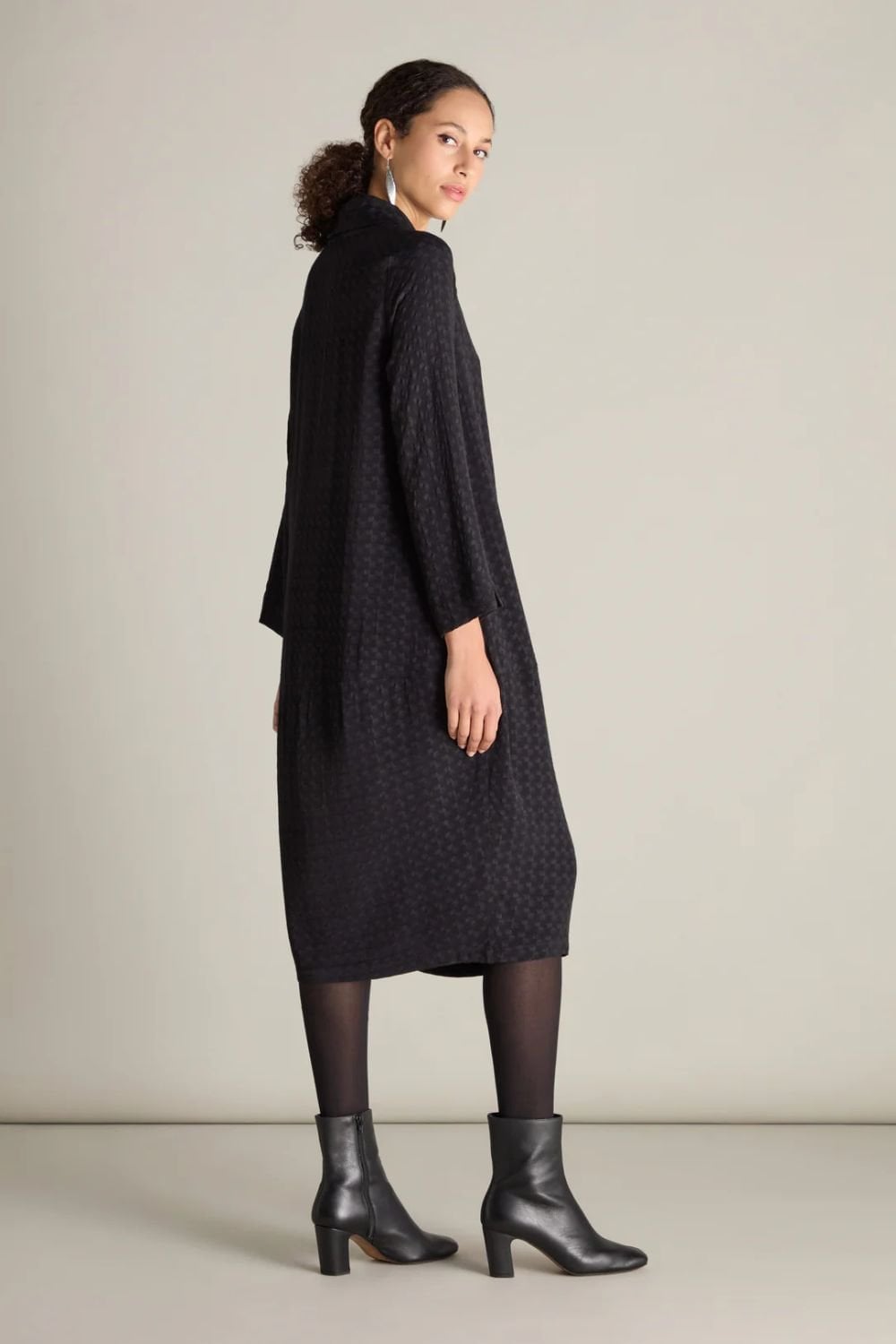 TEXTURED SQUARE BUBBLE DRESS | COL=BLACK