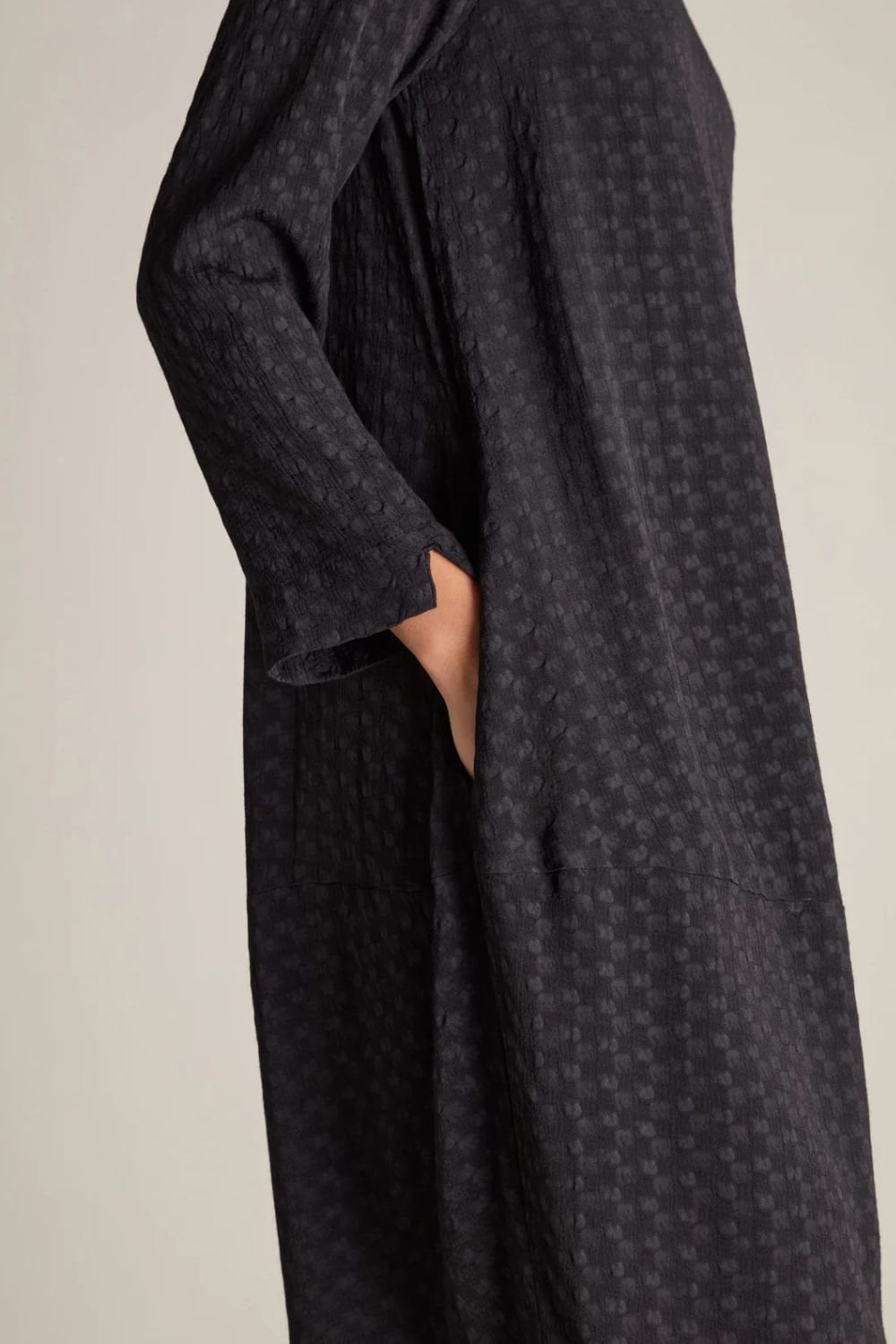 TEXTURED SQUARE BUBBLE DRESS | COL=BLACK
