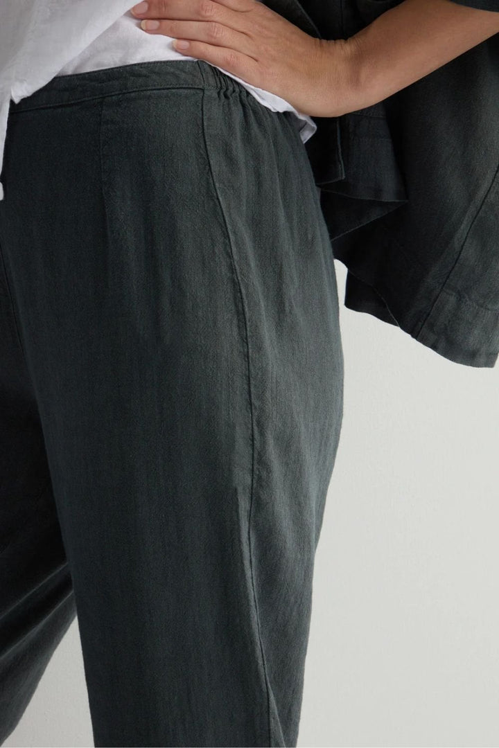 TWISTED LINEN SLIM TROUSER | COL=JUNIPER,WHITE
